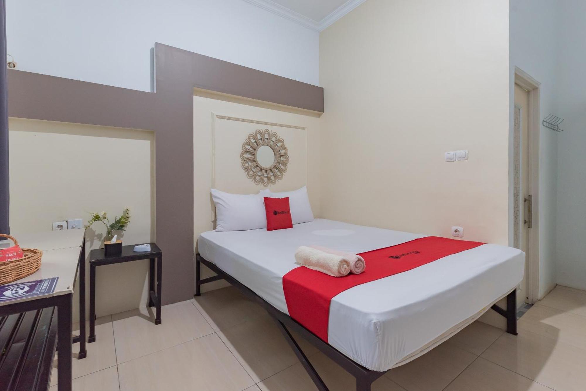 Reddoorz At Jalan Otista Karawang Hotel ภายนอก รูปภาพ